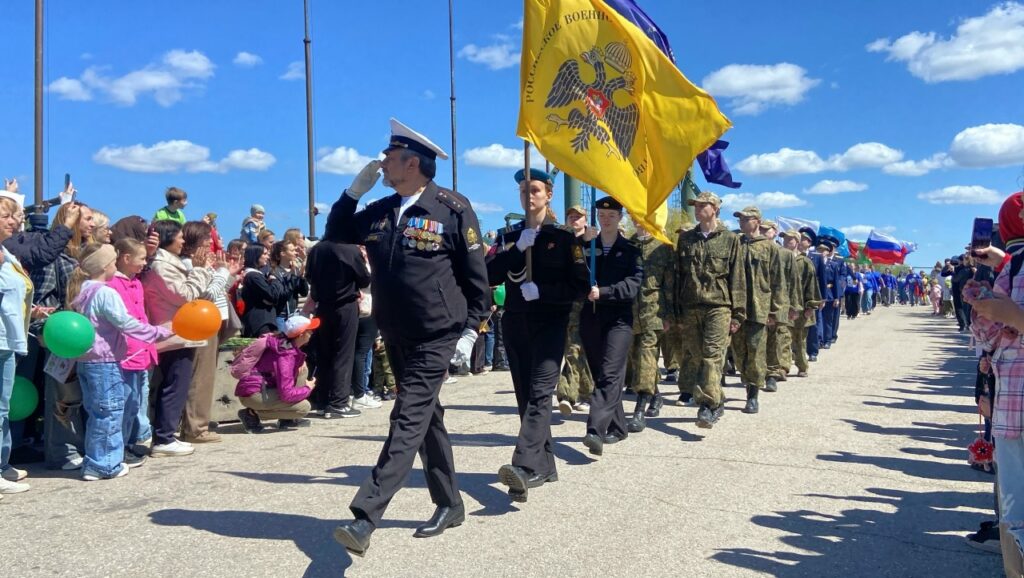 Равнение на Героев